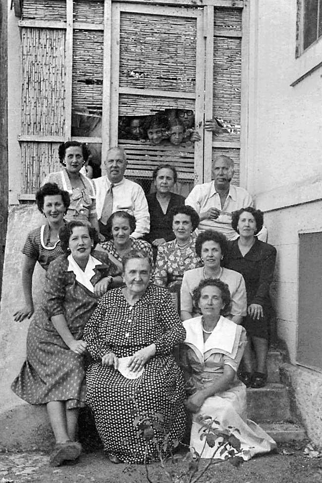 Mamá Lola, en el centro de la primera fila de abajo, entre familiares y amigos.