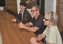 Daniel Montosa Padilla, acompañado de su padre y de la directora del IES Vigán.