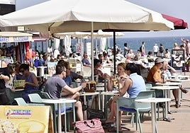 Imagen de archivo de turistas pasando el día en las terrazas de Playa del Inglés.