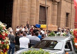 Los amigos y familiares de Zeben Ramos sostienen su ataúd.