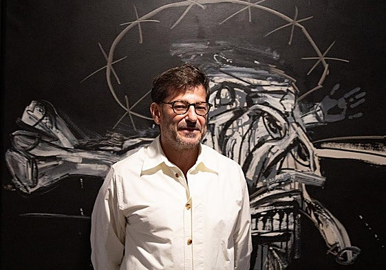 Jesús M. Castaño, ante la obra 'Cruxifición' (1958) de Antonio Saura, que se incluye en la exposición sobre El Paso.