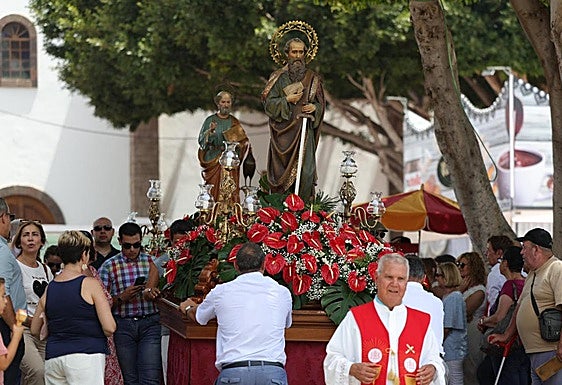 Cientos de personas participaron este domingo en los actos en honor a San Pedro y San Pedro.