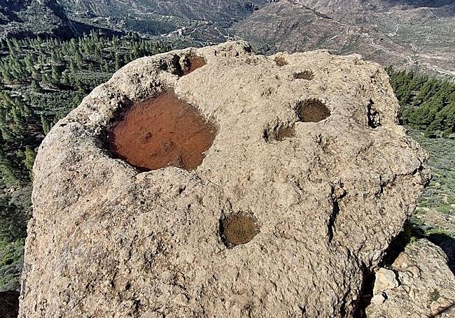 El probable almogarén, tras una lluvia, con las cazoletas llenas de agua.