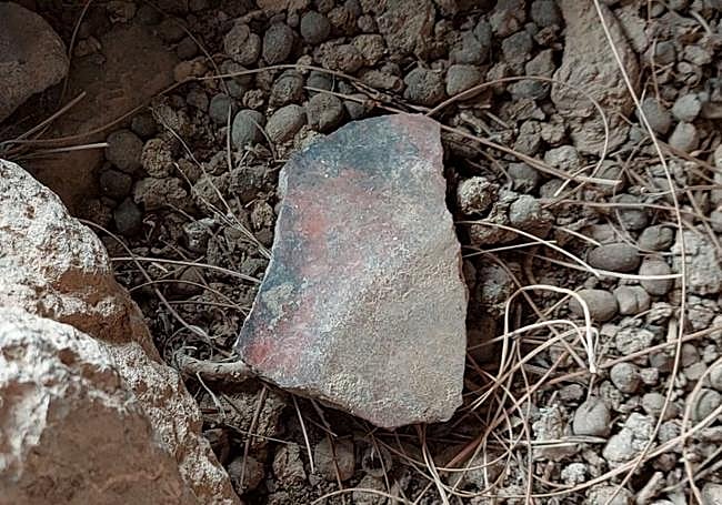 Trozo de cerámica con decoración en almagre en forma de triángulos.