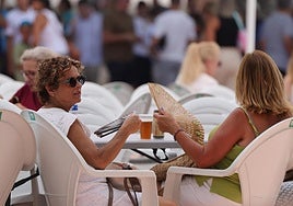 Dos mujeres echan mano del abanico en una terraza de Ingenio (Gran Canaria).