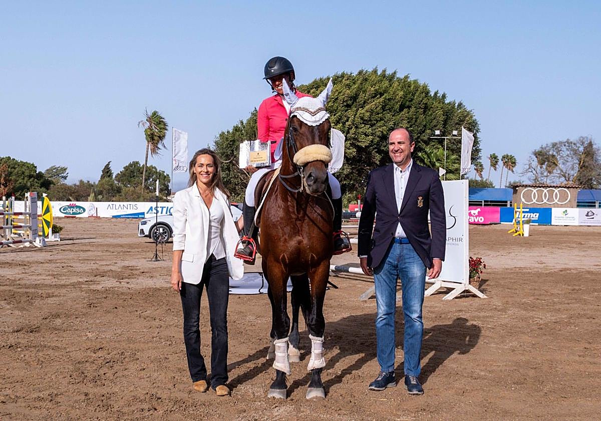 Luna Jiménez, flanqueada por Magüi Melián y Salvador Cuyás.