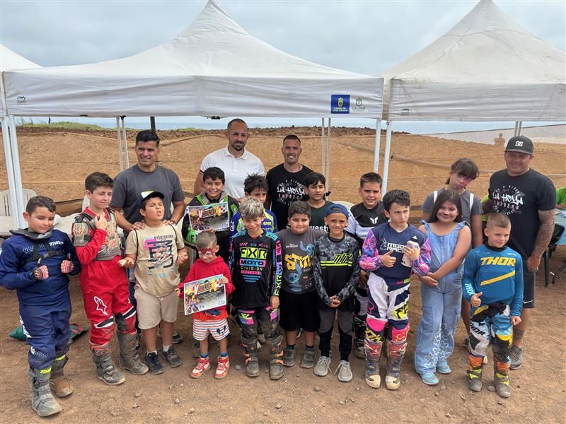 Imagen de los pequeños con los diplomas tras el evento.