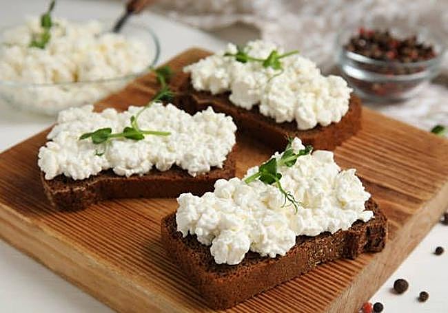 Tostadas con queso cottage