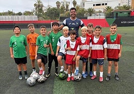 Aythami Artiles posa junto a los más jóvenes en el Campo del Inter Canarias.