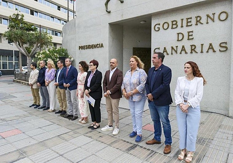 Acto de condena y lectura del manifiesto por parte del Gobierno canario.