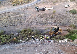 Un momento de la retirada de los materiales del fondo del barranco.