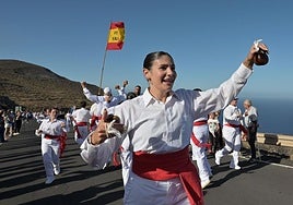 Tocadores y bailarines de La Virgen durante su llegada a Valverde con las imágenes de San Juan y San Telmo.