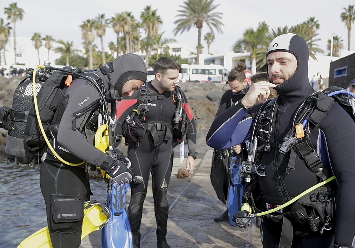 Practicantes de submarinismo en Puerto del Carmen.