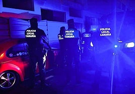 Dispositivo de 10 agentes de la Policía Local de Arrecife en la intervención en 14 viviendas okupadas.