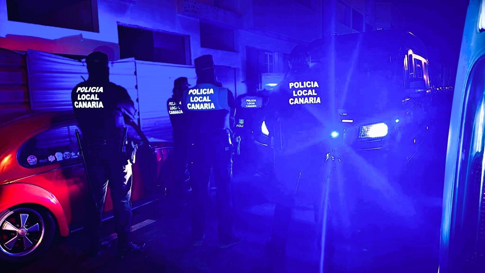Dispositivo de 10 agentes de la Policía Local de Arrecife en la intervención en 14 viviendas okupadas.