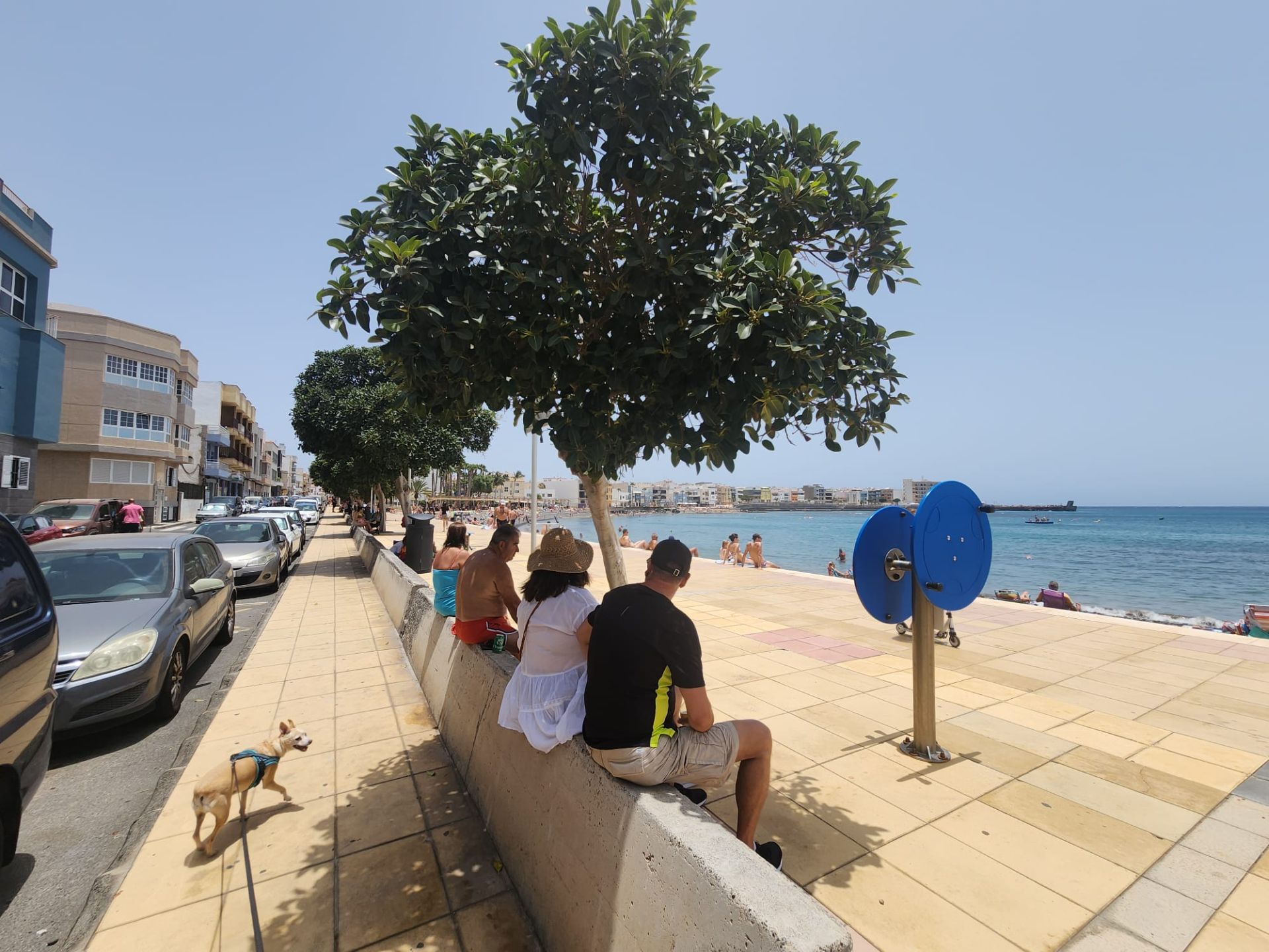 Gente resguardándose del fuerte sol en las islas.