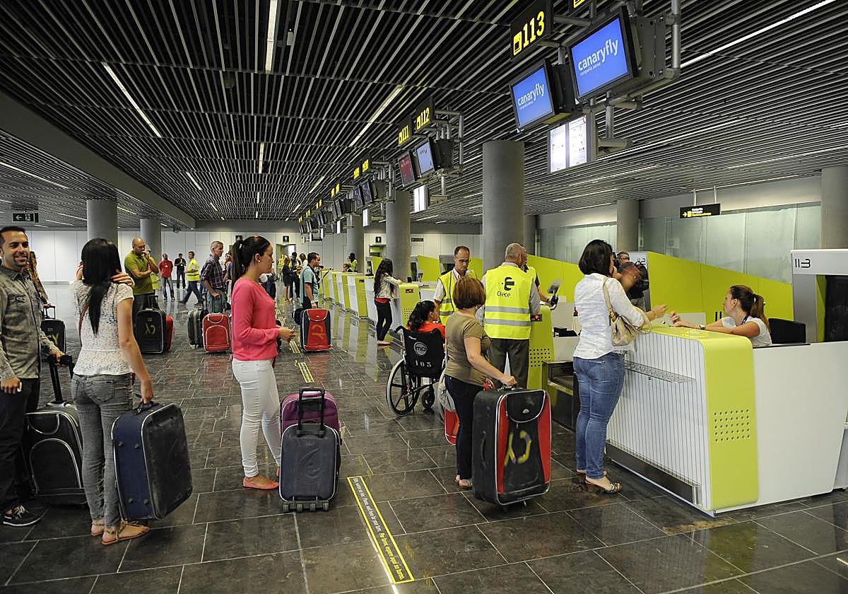 Los altos precios obligan a los canarios a reducir viajes a la península y a hacer turismo en las islas