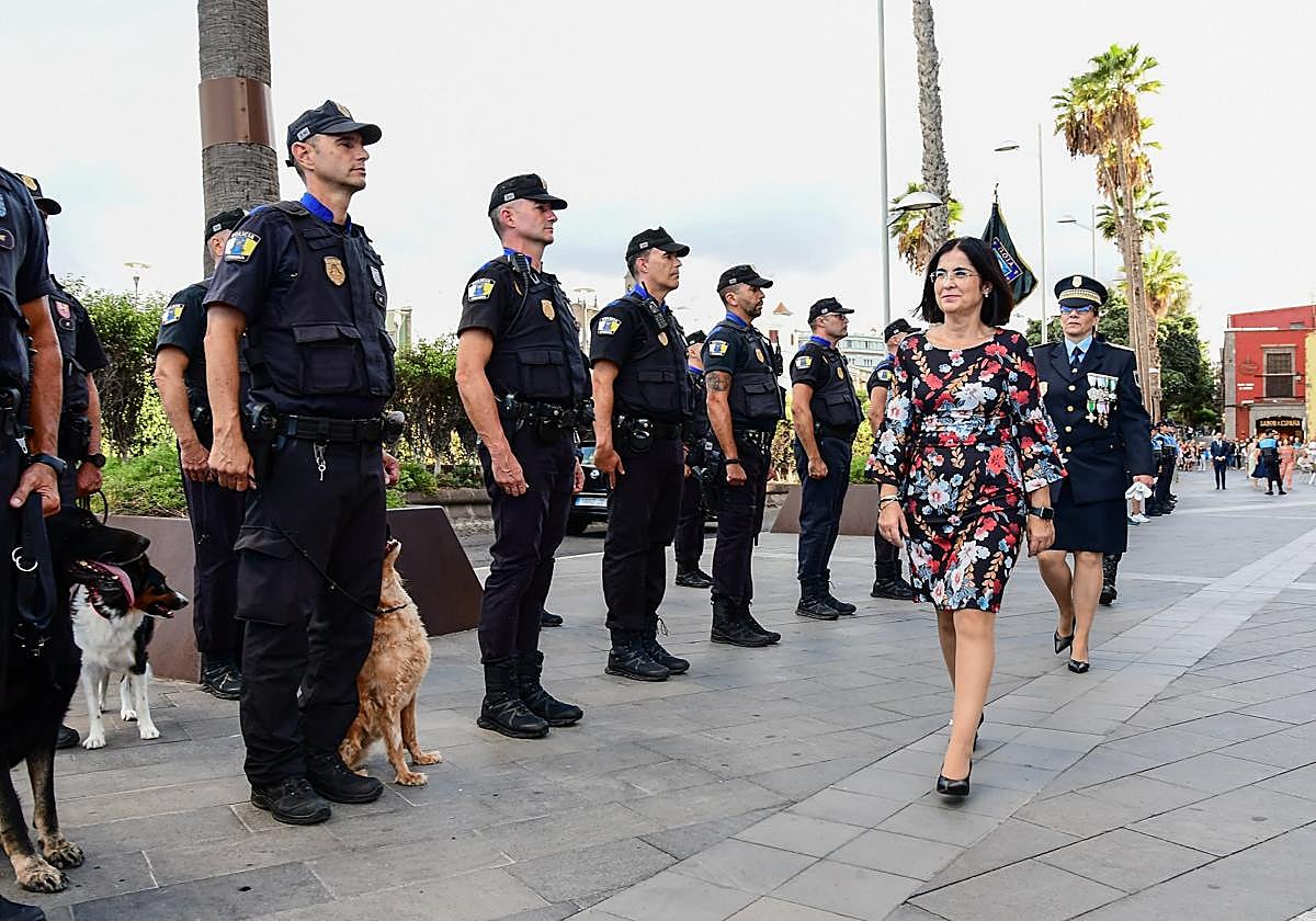 La alcaldesa, Carolina Darias, pasa revista a la Policía Local ante la mirada de la jefa del cuerpo, Carmen Delia Martín.