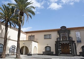 Fachada principal del Museo Néstor en el interior del Pueblo Canario de Las Palmas de Gran Canaria.