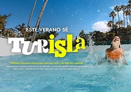 La campaña de la empresa pública Turismo de Islas Canarias transforma la palabra 'turista' en 'turisla' para apelar al sentimiento de pertenencia e identidad compartida y con un enfoque especialmente dirigido a familias, parejas y grupos de amigos. En la imagen vemos unos de los carteles que se utilizan para la campaña.