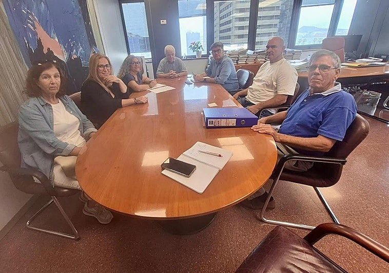 En el centro, Carmelo Ramírez, durante su reunión con los vecinos. También acudió uno de los ediles de NC en Mogán, Juan Manuel Gabella, a la izquierda de Ramírez.