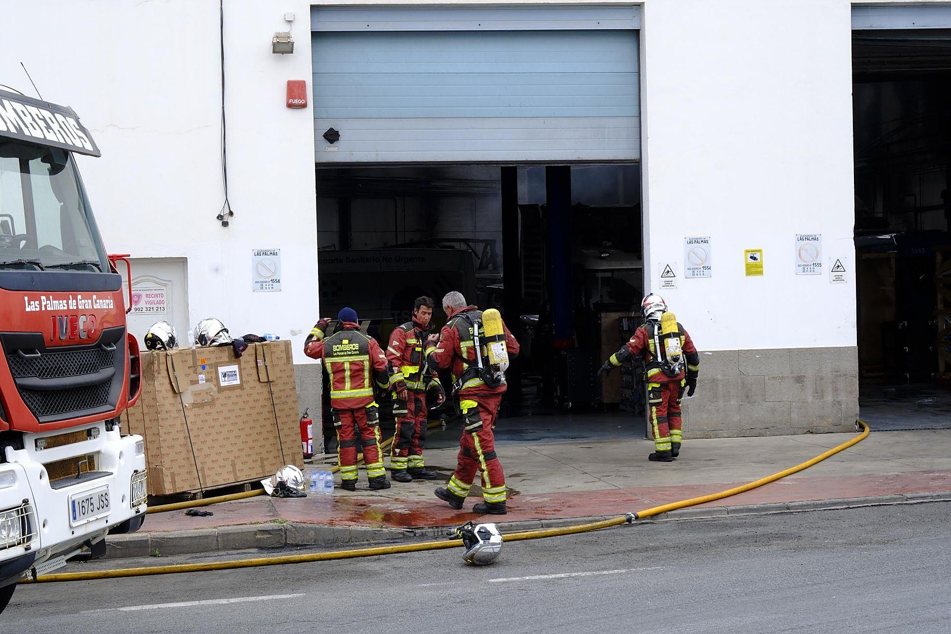 El incendio de la nave industrial en Las Torres, en imágenes
