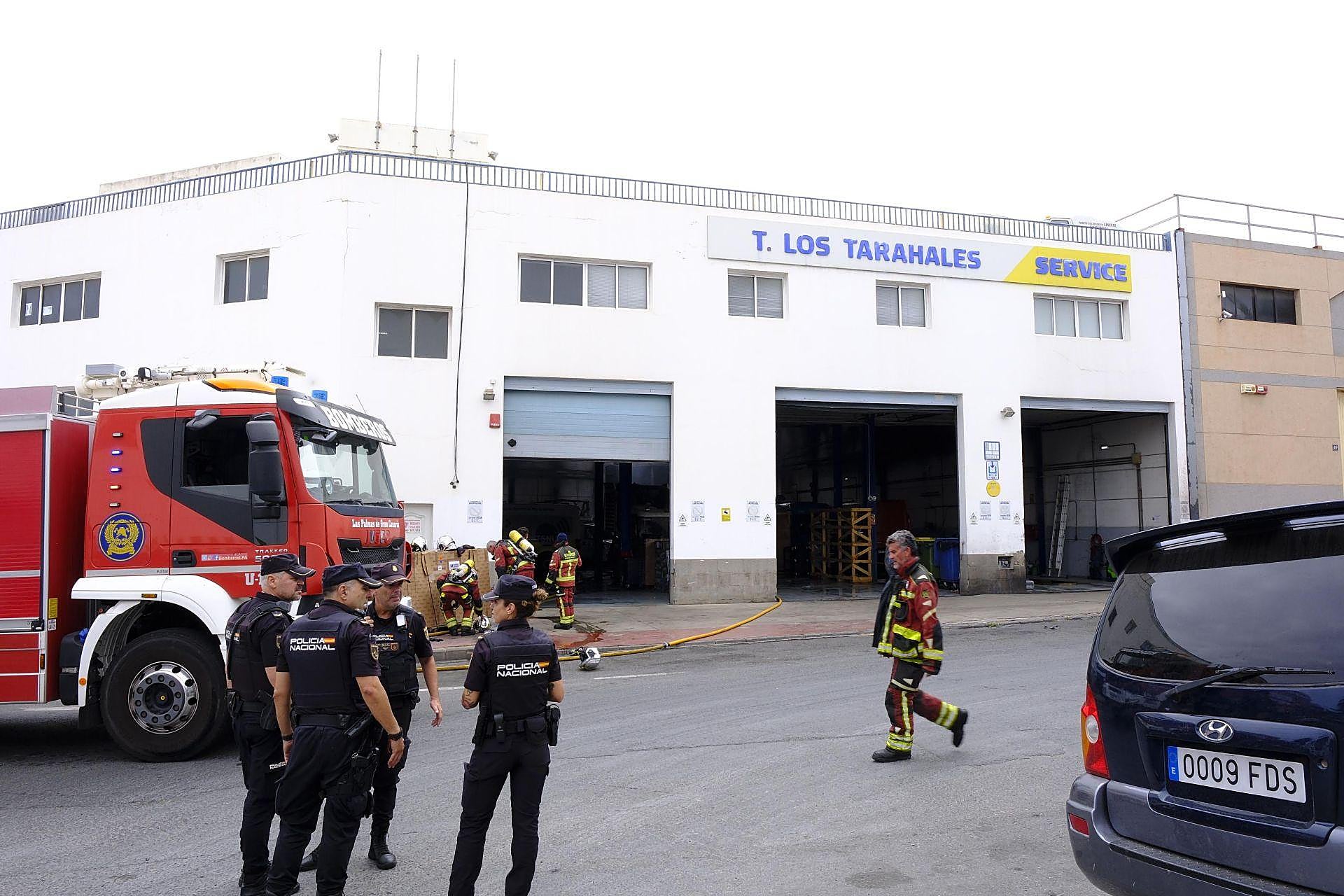 El incendio de la nave industrial en Las Torres, en imágenes