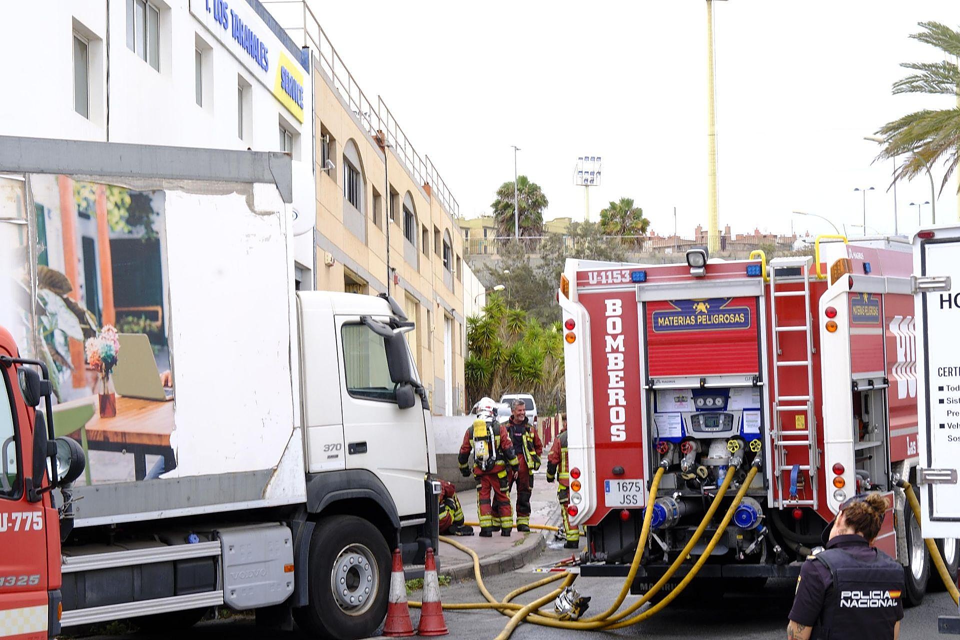 El incendio de la nave industrial en Las Torres, en imágenes