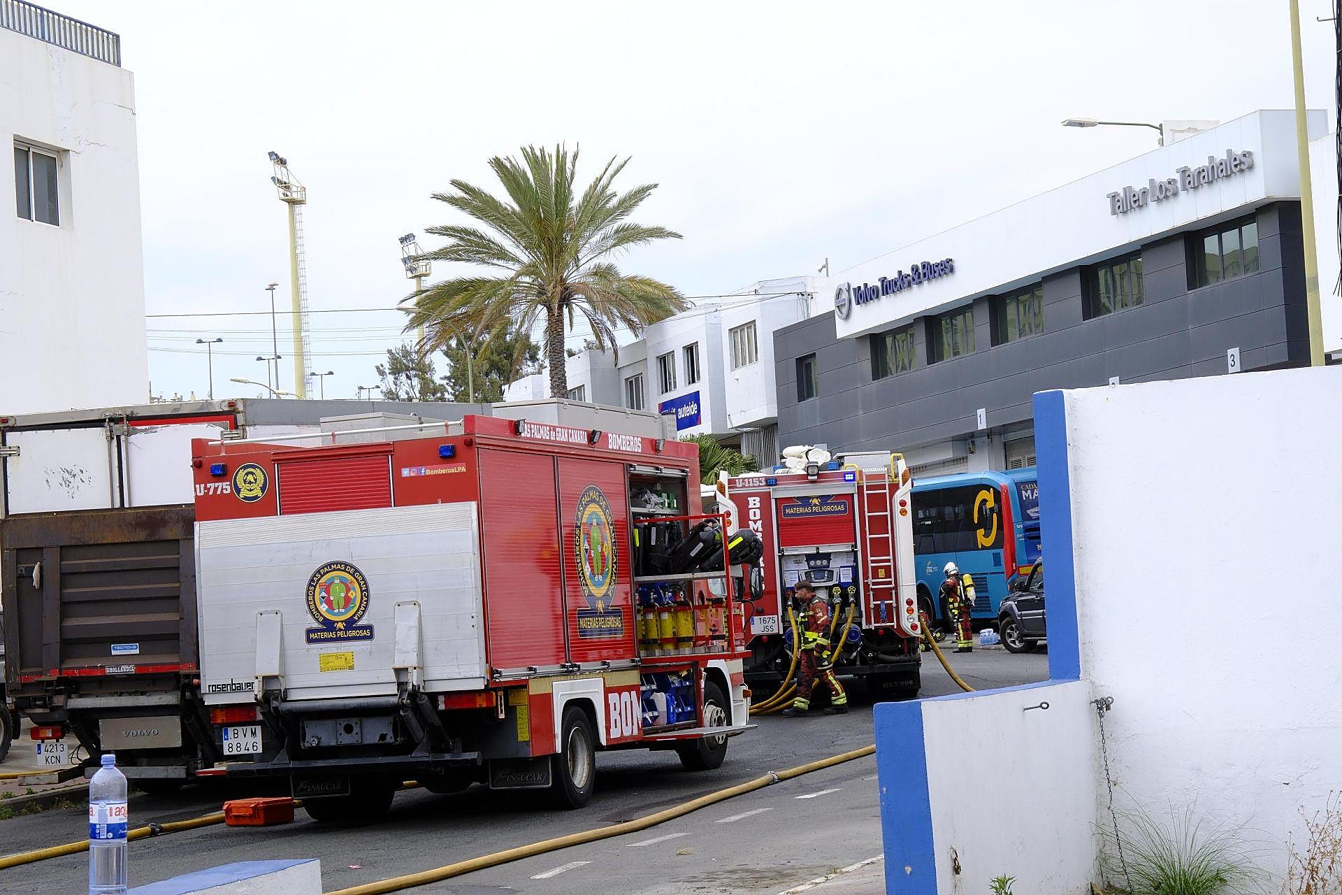 El incendio de la nave industrial en Las Torres, en imágenes