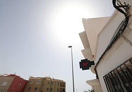 Jornada de sol, sin nubes y una temperatura que supera los 30 grados, en el municipio grancanario de Ingenio.