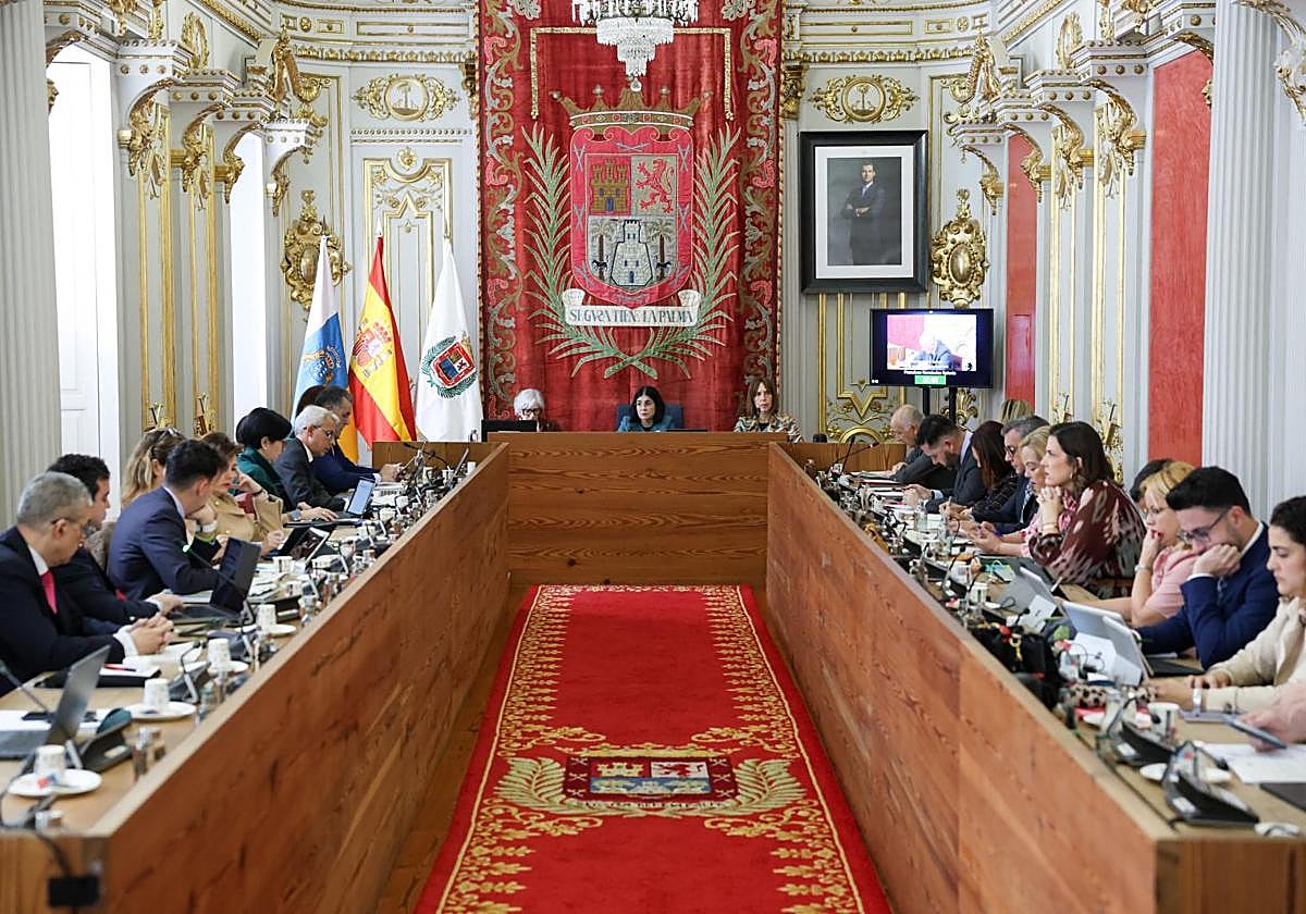 Pleno del Ayuntamiento de Las Palmas de Gran Canaria, en el Salón Dorado de las Casas Consistoriales donde participa María Amador en cada sesión plenaria.