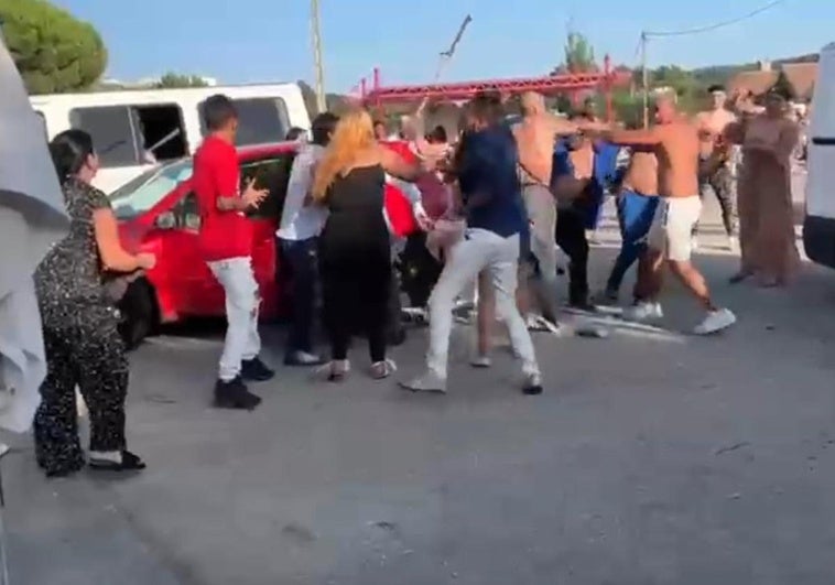 Imágenes de la cruenta refriega entre dos familias en Ribeira (A Coruña).