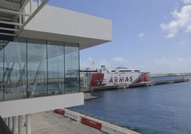 Imagen de un barco de Armas atracado en la terminal de pasajeros del puerto de Las Palmas.