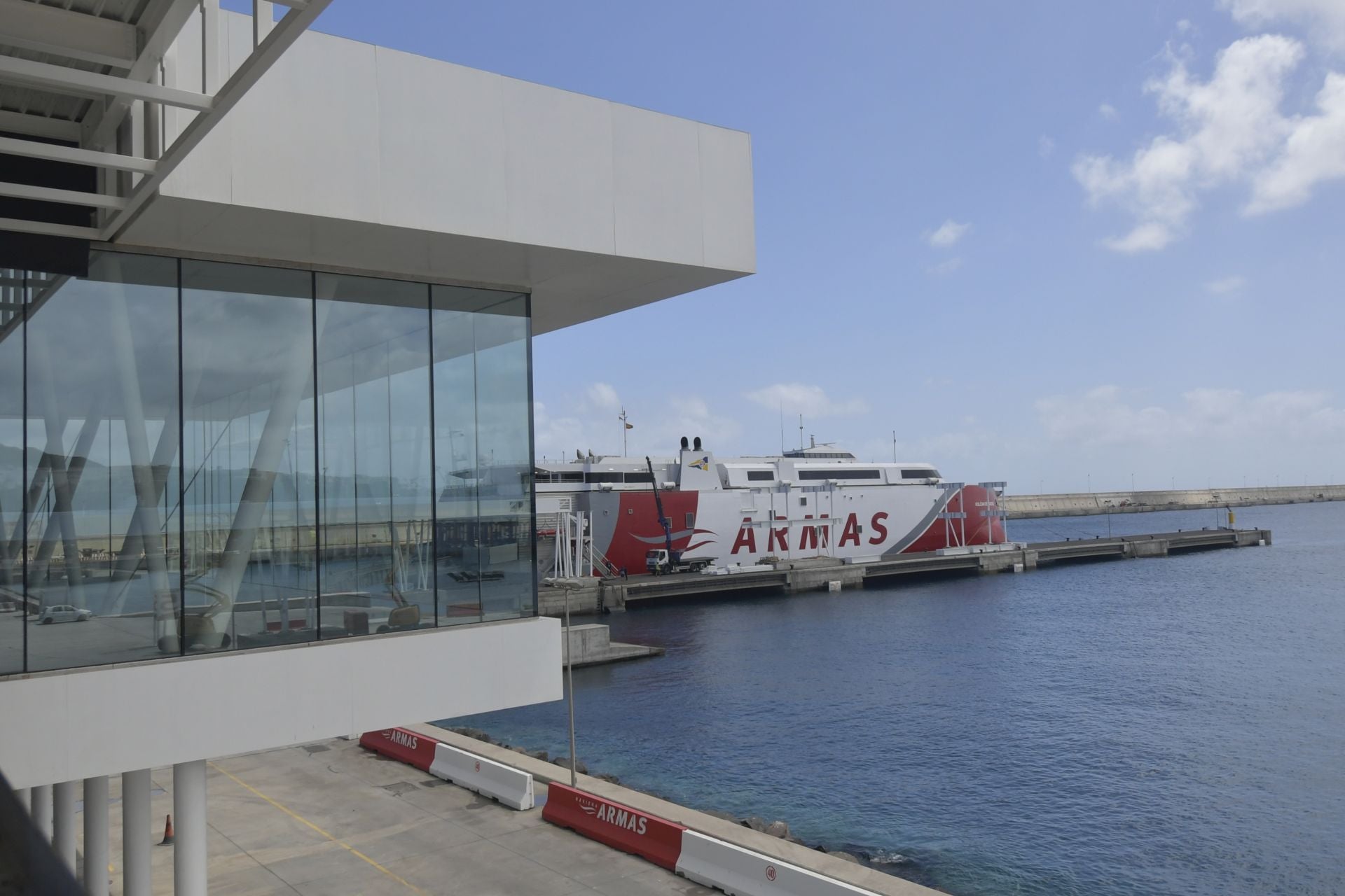 Imagen de un barco de Armas atracado en la terminal de pasajeros del puerto de Las Palmas.