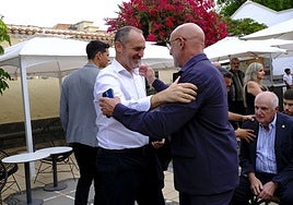 Luis Helguera, junto al seleccionador Luis de la Fuente en un acto reciente.