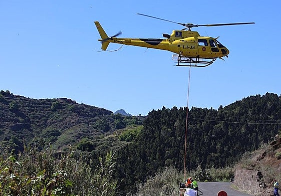 Helicóptero trasladando el nuevo motor eléctrico