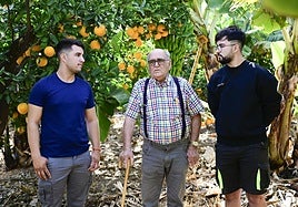 José Medina, en el centro de la imagen, junto a sus nietos, José y Raúl, en un reportaje realizado por CANARIAS7 en febrero del pasado año.