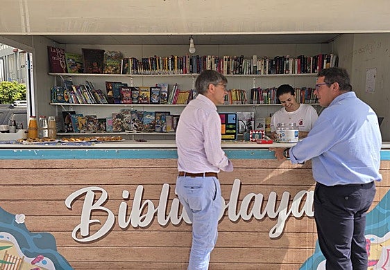 El concejal Juan Manuel Verdugo y el alcalde David de Vera, en la Biblioplaya de los Pozos.