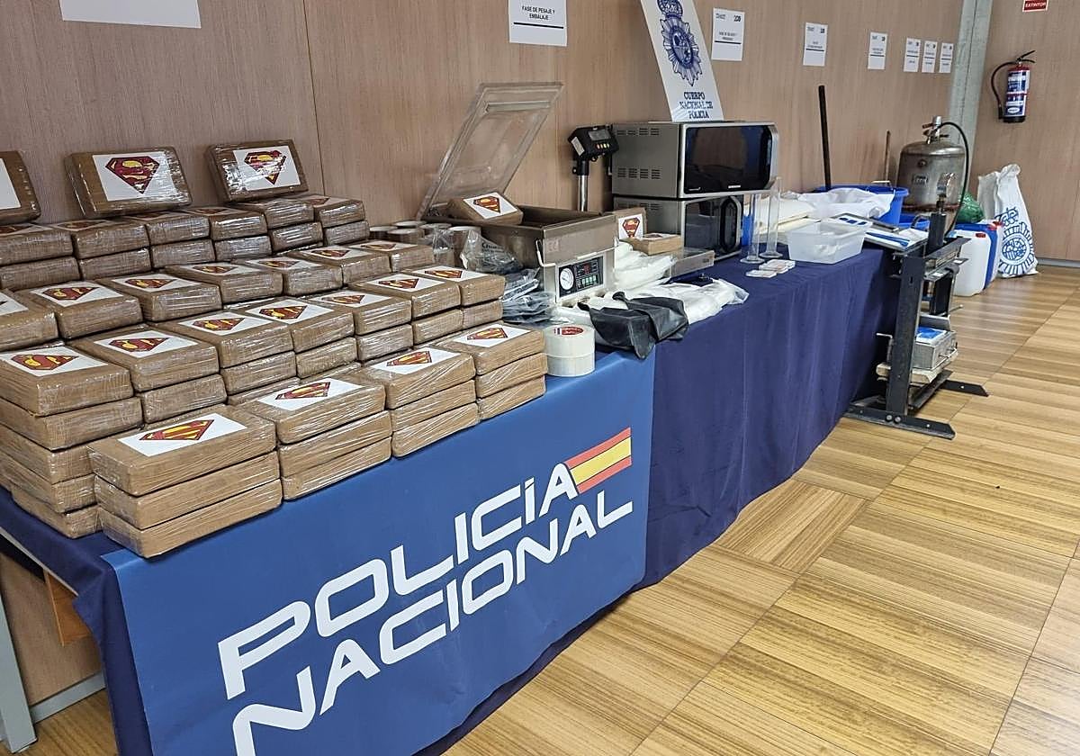 Fotografía facilitada por la Policía Nacional de parte de la droga incautada.