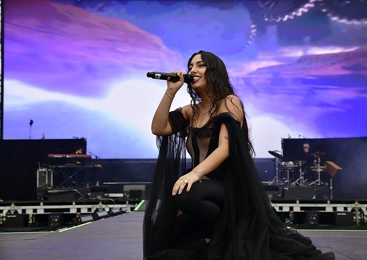 Imagen secundaria 1 - La cantante María José Llergo, durante el concierto con el que abrió el festival.
