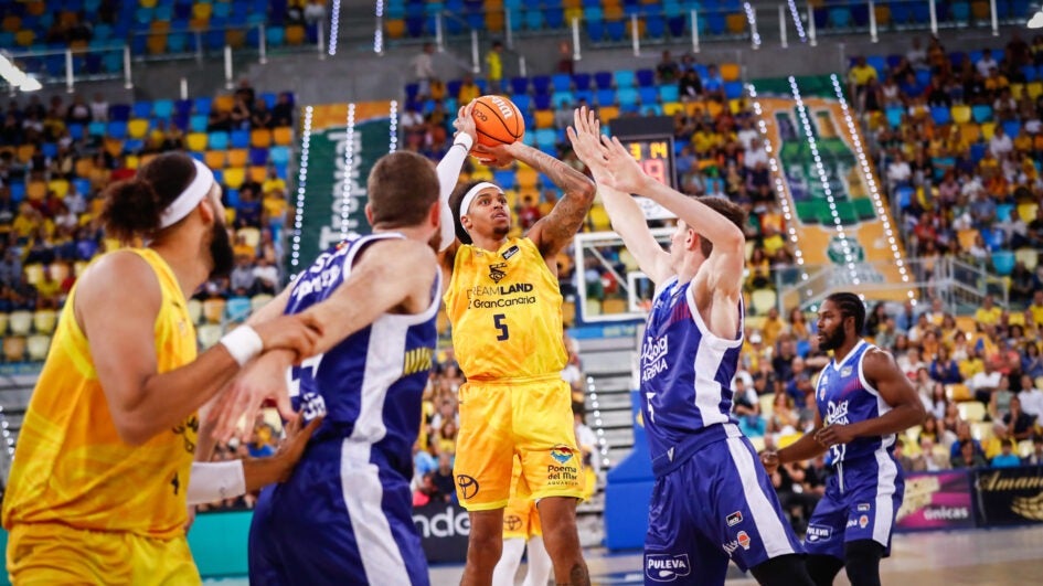 Homesley, durante una acción de tiro en un partido en el Gran Canaria Arena.