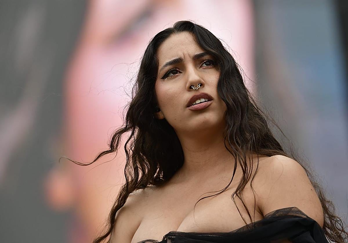 Imagen principal - La cantante María José Llergo, durante el concierto con el que abrió el festival.