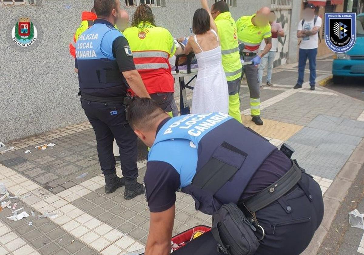 La Policía Local y los servicios de emergencias escoltan a la persona afectada por una parada cardíaca en Tomás Morales hasta la ambulancia.