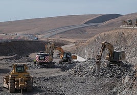 Estado actual de las obras del eje viario norte-sur a la altura del barranco del Negrito, entre Puerto del Rosario y el aeropuerto.