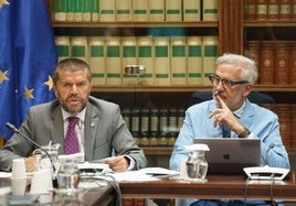 El rector de la ULL, Francisco García (i), y su homólogo en la ULPGC, Lluís Serra.