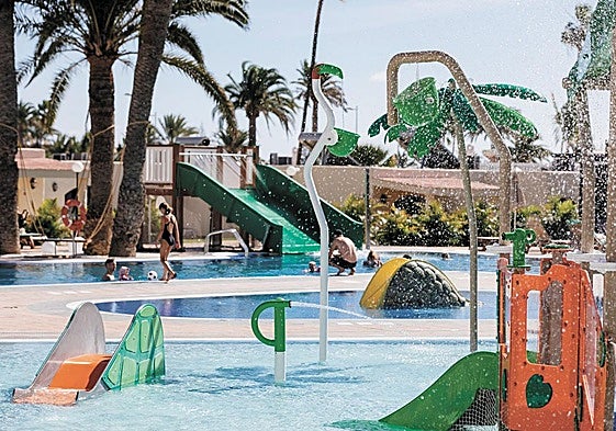 Splash zone del hotel HD Parque Cristóbal Gran Canaria, donde los niños disfrutan jugando en el agua al aire libre.