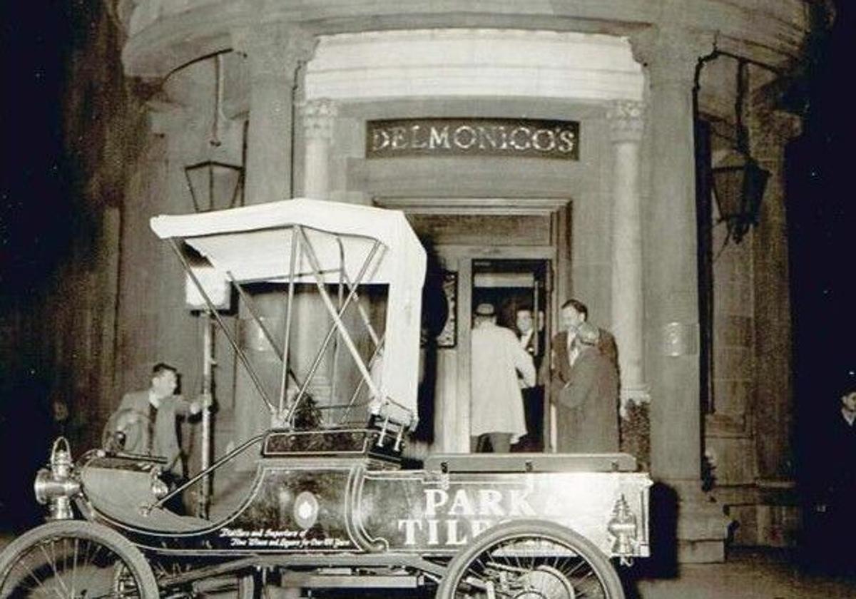 A finales del siglo XIX en la puerta del Delmonico's