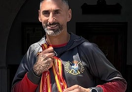 Aday López Abellán reina en el pentatlón militar español. En la imagen posa con sus nueve medallas de oro.