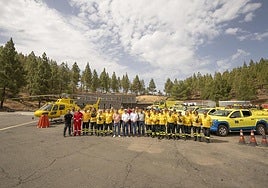 Operarios y responsables del Cabildo, junto a medios materiales, en Artenara.