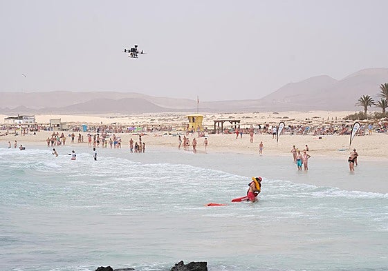 Simulación de la llegada del 'ahogado' a la orilla tras ser socorrido por el dron de alta prestaciones en las Grandes Playas de Corralejo, en el municipio de La Oliva.
